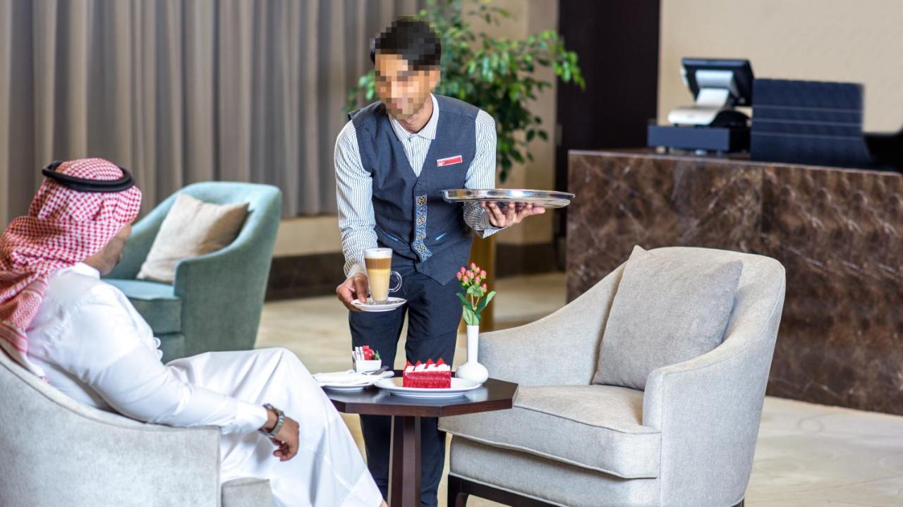 Hotel Grand Millennium Gizan à Jizan Extérieur photo A butler serving coffee