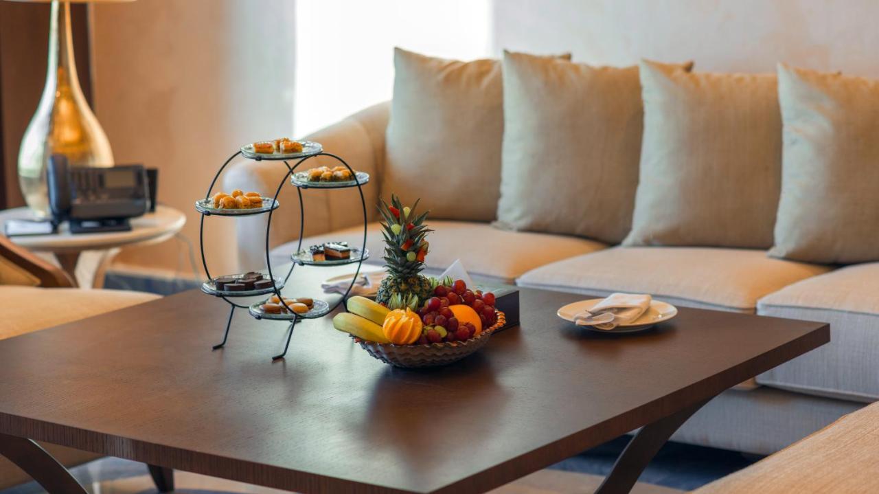 Hotel Grand Millennium Gizan à Jizan Extérieur photo A coffee table with a fruit bowl