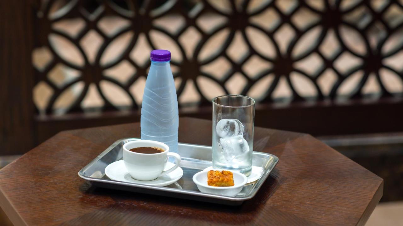 Hotel Grand Millennium Gizan à Jizan Extérieur photo A cup of Turkish coffee with Turkish delight