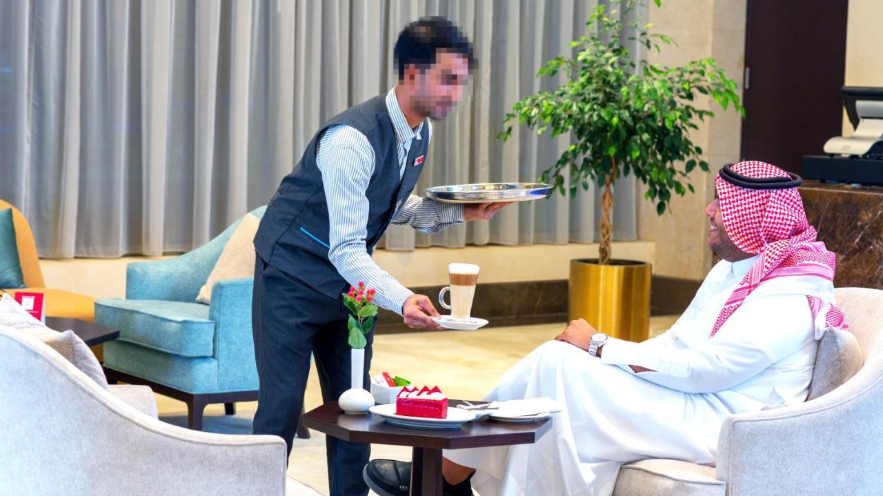 Hotel Grand Millennium Gizan à Jizan Extérieur photo A butler serving tea