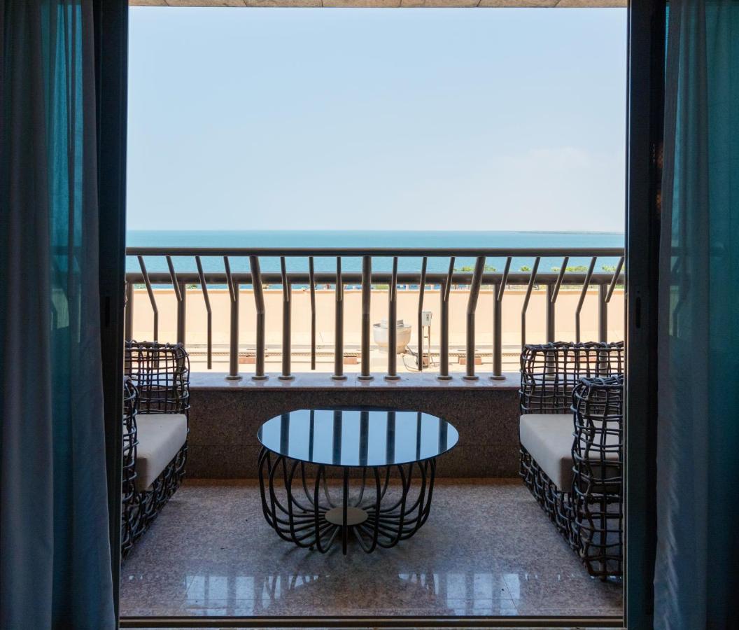 Hotel Grand Millennium Gizan à Jizan Extérieur photo A balcony at the hotel